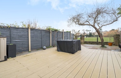 West Molesey House | Pass the Keys | Charming Home with River views Near Hampton Court