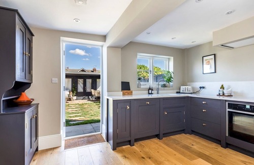 Chichester House | Pass the Keys | Charming 3 Bedroom Townhouse w Garden & Parking