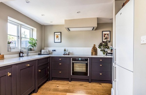 Chichester House | Pass the Keys | Charming 3 Bedroom Townhouse w Garden & Parking