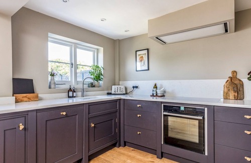 Chichester House | Pass the Keys | Charming 3 Bedroom Townhouse w Garden & Parking