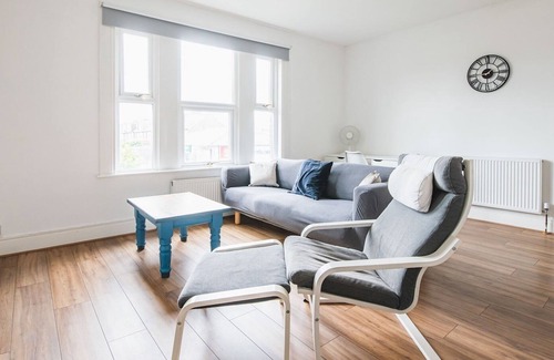 Lea Bridge Apartment | Pass the Keys | Charming and Bright Flat in Leyton