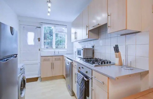Plaistow South House | Pass the Keys | Charming 2 Bedroom House Good Transport and Parking