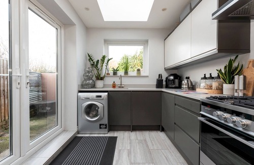 Eltham South House | Pass the Keys | Charming 2-Bed Home/Garden/Great Travel Links