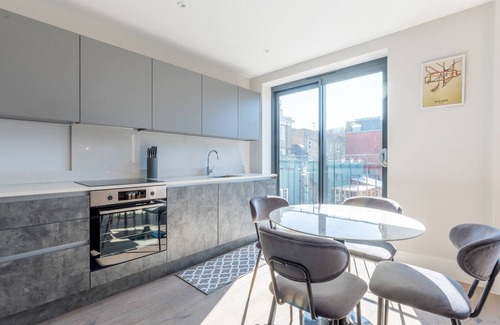 St. Mark's Apartment | Pass the Keys | Chic Retreat Surbiton London, 1 minute to station