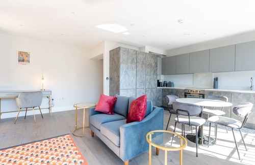 St. Mark's Apartment | Pass the Keys | Chic Retreat Surbiton London, 1 minute to station