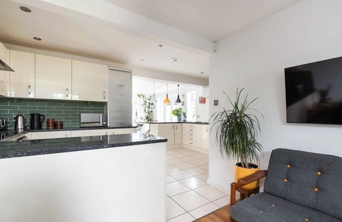 Marlow House | Pass the Keys | Cosy Family Home with Parking