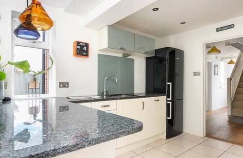 Marlow House | Pass the Keys | Cosy Family Home with Parking