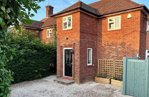 Marlow House | Pass the Keys | Cosy Family Home with Parking