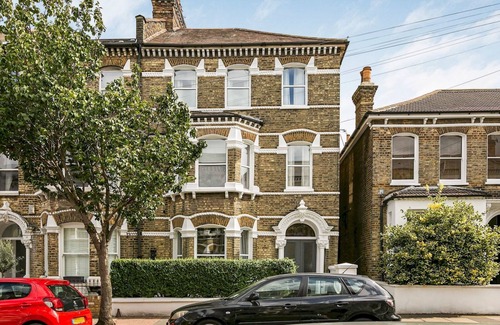 Northcote House | Pass the Keys | Elegant GetAway House in Vibrant Clapham Juction