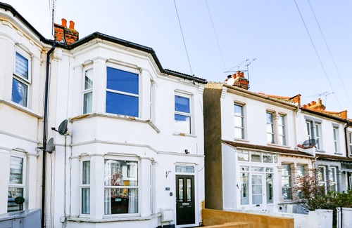 Southend-on-Sea House | Pass the Keys | Beautiful House in SouthChurch
