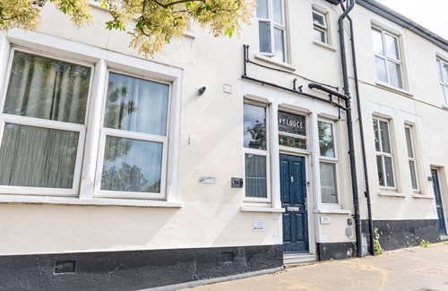 Westcliff-on-Sea Apartment | Pass the Keys | Comfortable flat opposite sea