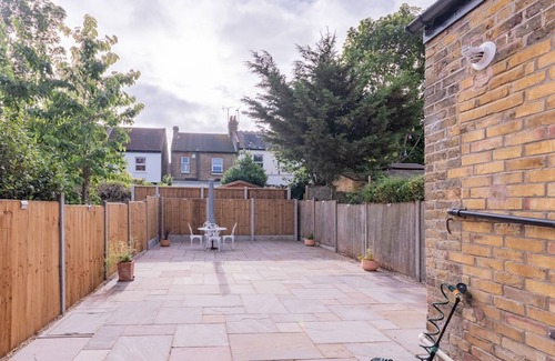 Westcliff-on-Sea Apartment | Pass the Keys | Comfortable Flat with Patio | Sleeps 4