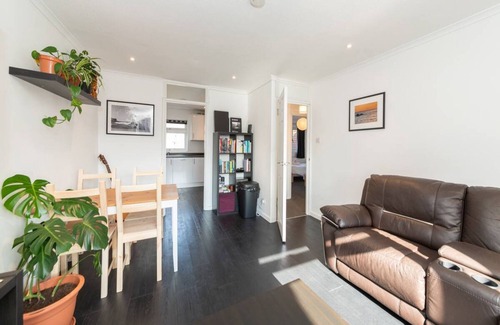 Caversham Apartment | Pass the Keys | Heart of Emmer Green with Stylish Interiors