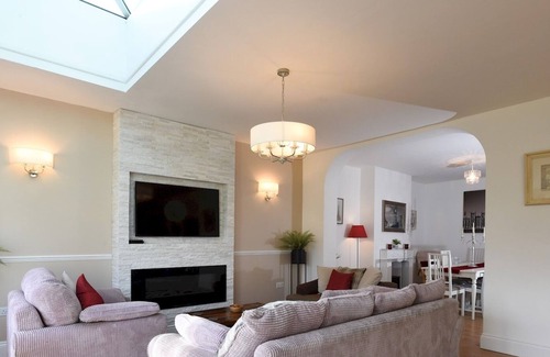 Waterlooville House | Pass the Keys | Huge 4bed - Sleeps 8 - Great Access To South Coast