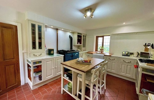 Longnor House | Pass the Keys | Idyllic Historical Country Retreat in Elkstone
