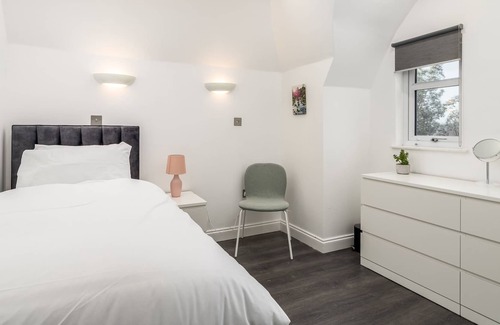 Watford House | Pass the Keys | Large Stylish Modern Six Bedroom House in Watford