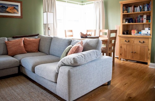 Anniesland Apartment | Pass the Keys | Lovely 2-bedroom rental with free parking
