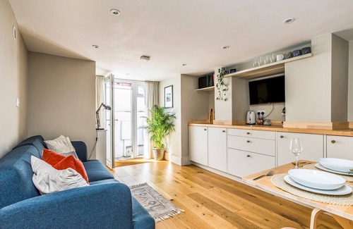 Chichester Apartment | Pass the Keys | Modern Central Chichester Studio w/Parking & Wi-Fi