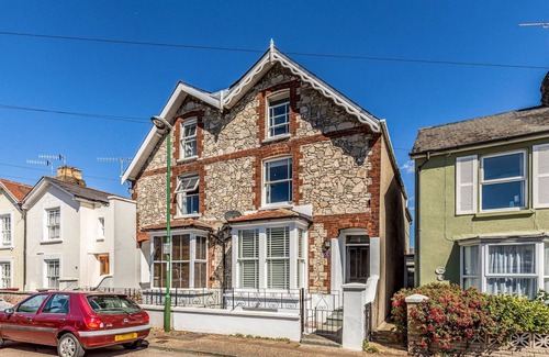 Chichester Apartment | Pass the Keys | Modern Central Chichester Studio w/Parking & Wi-Fi
