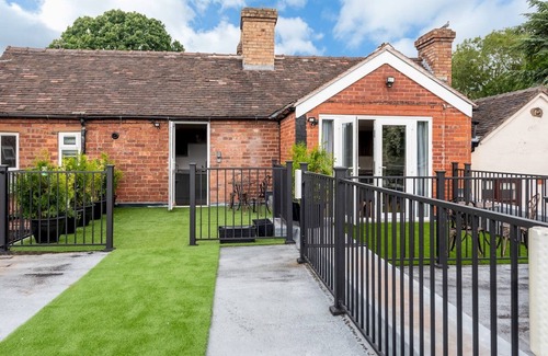 Madeley Apartment | Pass the Keys | Modern Apartment with Terrace