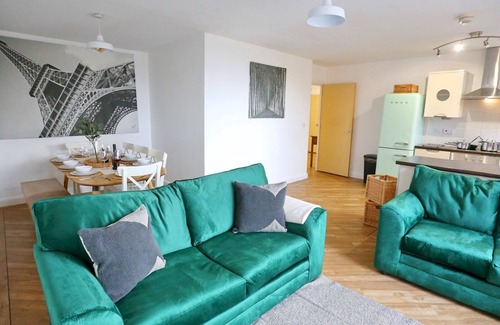 Chorlton-on-Medlock Apartment | Pass the Keys | Roof Terrace Flat + Parking Mins From Manchester