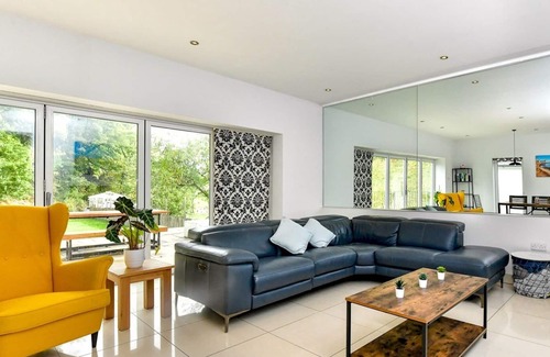 Nantgarw House | Pass the Keys | Spacious 5 bedroom home in beautiful location