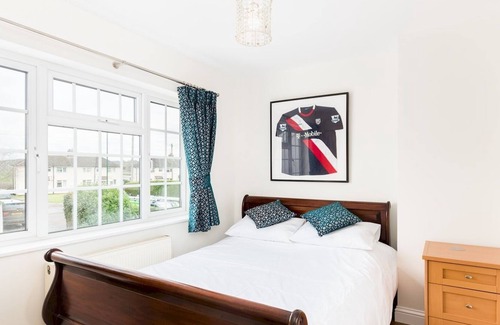 Wellesbourne House | Pass the Keys | SPACIOUS Modern 5 Bed, Sleeps up to 12 & Parking