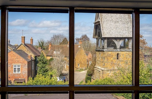 Banbury Apartment | Pass the Keys | Stylish Apartment in Quiet Village | Amazing Views