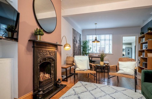 Belfast House | Pass the Keys | Stunning 2BR Townhouse in Belfast's Best Location!