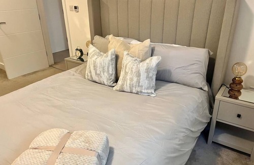 Welwyn Apartment | Pass the Keys | Stylish Modern Spacious 2 bed flat Sleeps 4