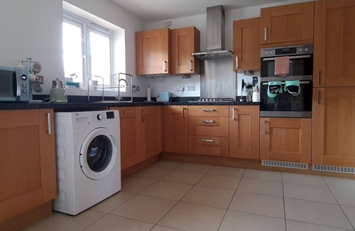 Birmingham House | Pass the Keys | Well Located Modern 5 Bedroom House
