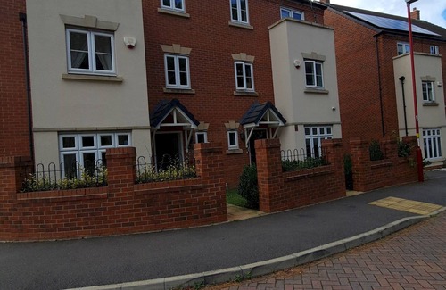 Birmingham House | Pass the Keys | Well Located Modern 5 Bedroom House