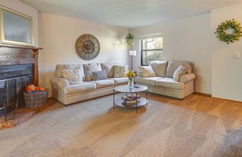 Pataskala House | Pataskala Paradise: Cozy Hideaway w/ Fireplace!