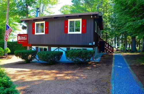 Meredith House | Patrician Shores 4 BR Winnipesaukee access partial water views