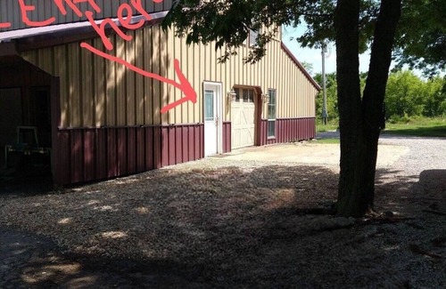 Claremore Apartment | Patriot loft @ Upland Hill Manor! Close to the lake and the large city of Tulsa!