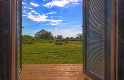 Paulton Cabin | Paulton - Sleeps 2 - Petfriendly - Hottub - Garden