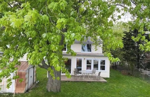 Estral Beach Cottage | Peaceful Lakefront Living – 3-BR Home with Breathtaking Views; Pet & Smoke-Free