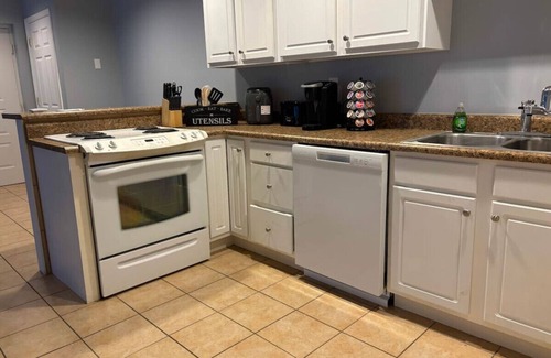 Franklin Apartment | Peaceful 2 bed with in unit washer/dryer
