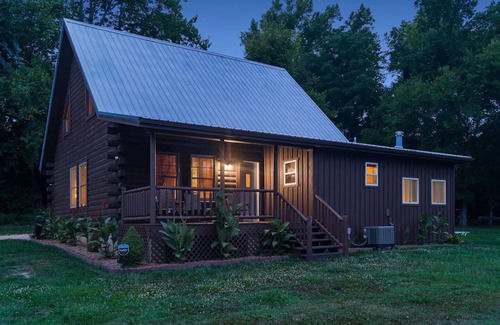 McArthur Cabin | Peaceful 2-Bedroom Cabin near Lake Hope State Park in the Hocking Hills Region