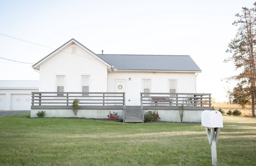 Farmer House | Peaceful 3-Acre Escape: Scenic & Central