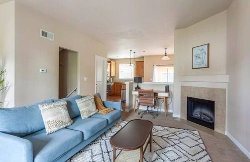 Five Oaks House | Peaceful 3-BDR townhome with WiFi, AC in Beaverton - 24 Hour Self Check in