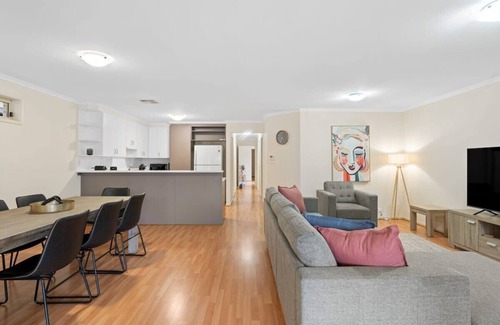 Dover Gardens House | Peaceful 3BR family home Free Wi-Fi Free Parking