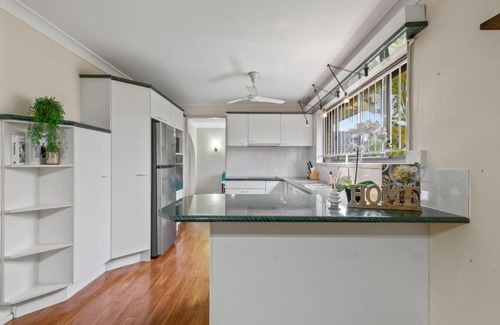 Sunnybank House | Peaceful 4BR at Sunnybank CBD with 2Parking Yard and Mall