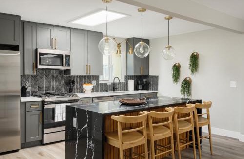 Birdland House | Peaceful 4br with Fire Pit and Huge Yard