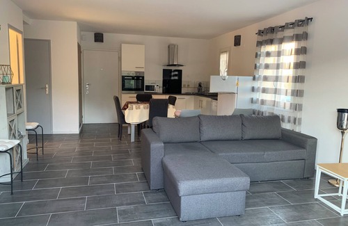 L'Isle-sur-la-Sorgue Apartment | Peaceful accommodation 2 steps from amenities
