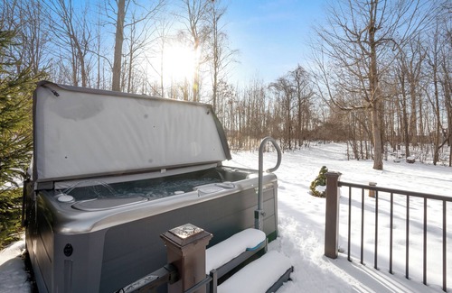 Boardman Ski Chalet | Peaceful A-Frame w/Hot Tub, Game Room & Loft – Near Dining, Shopping & YSU