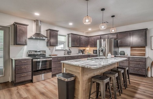 Ada House | Peaceful Acre - Cozy house with beautiful backyard