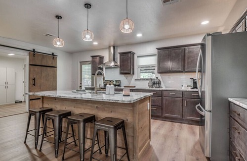 Ada House | Peaceful Acre - Cozy house with beautiful backyard