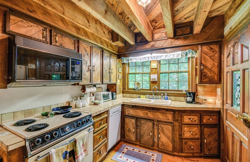 Burnsville Cabin | Peaceful Burnsville Cabin By South Toe River!