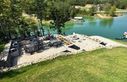 Sevierville House | Peaceful Cabin on Lake Sleeps 18 w outdoor kitchen